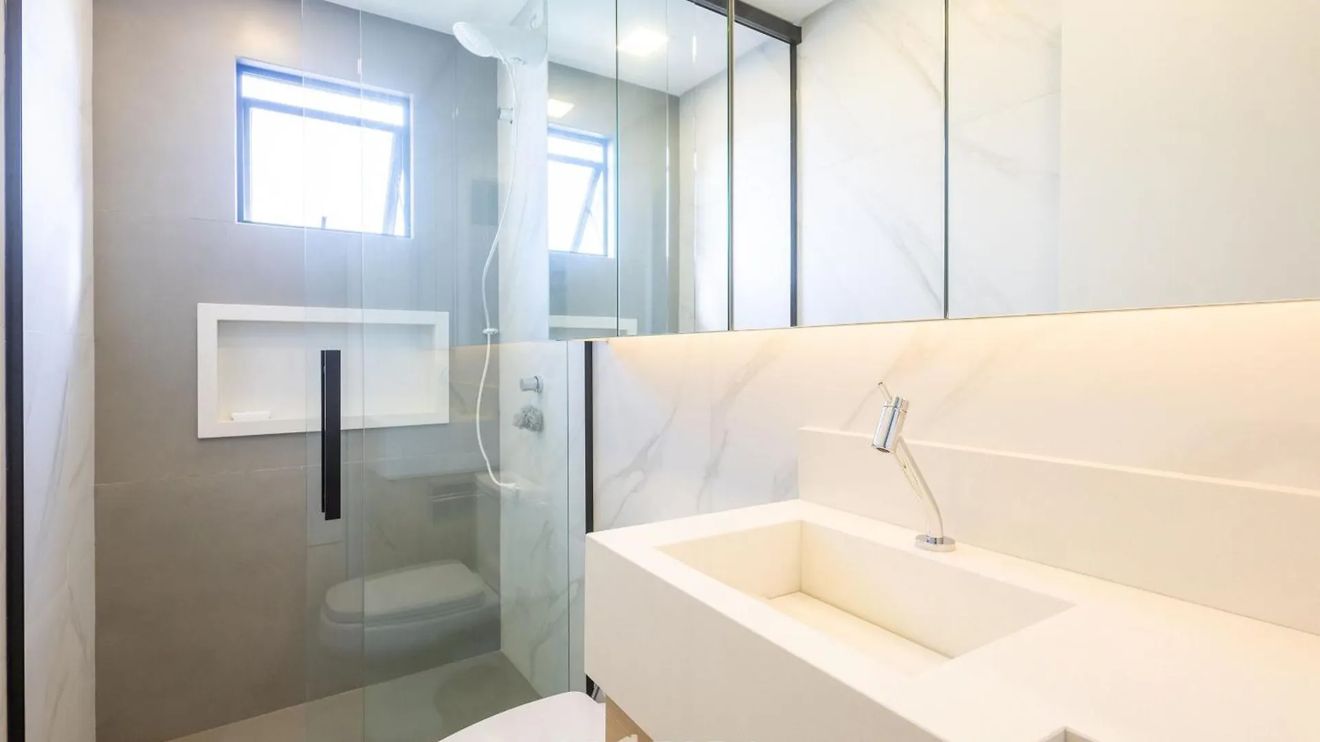 Apartamentos No Edificio Turquesa - Balneario Picarras - Rts Brazil