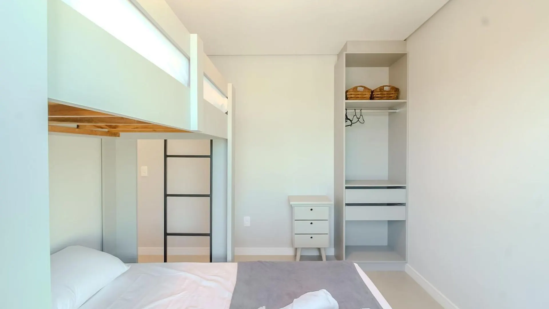 Apartamentos No Edificio Turquesa - Balneario Picarras - Rts 0*,  Brazil