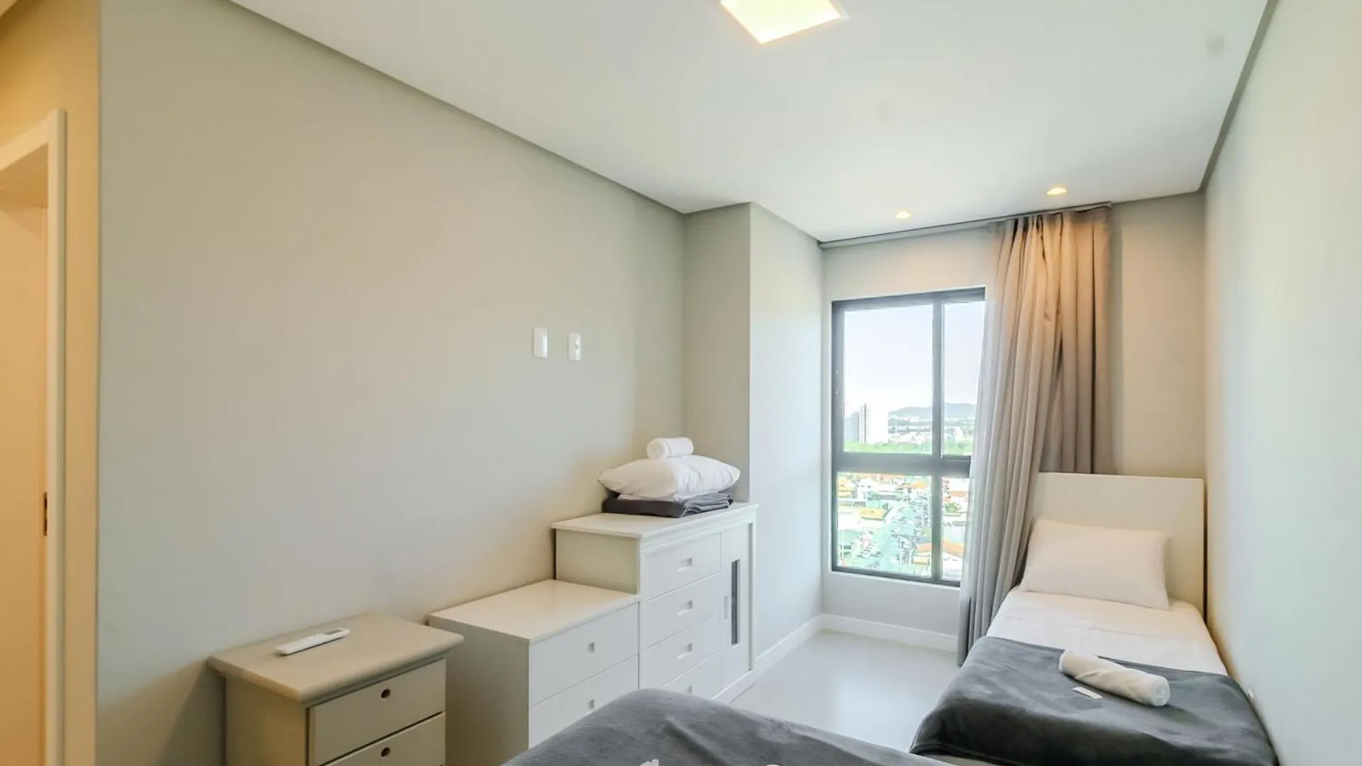 Apartamentos No Edificio Turquesa - Balneario Picarras - Rts Brazil