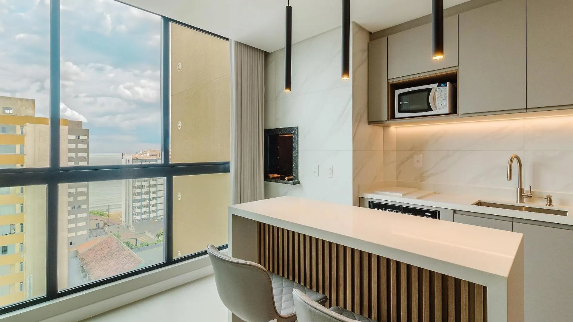Apartamentos No Edificio Turquesa - Balneario Picarras - Rts 0*,  Brazil
