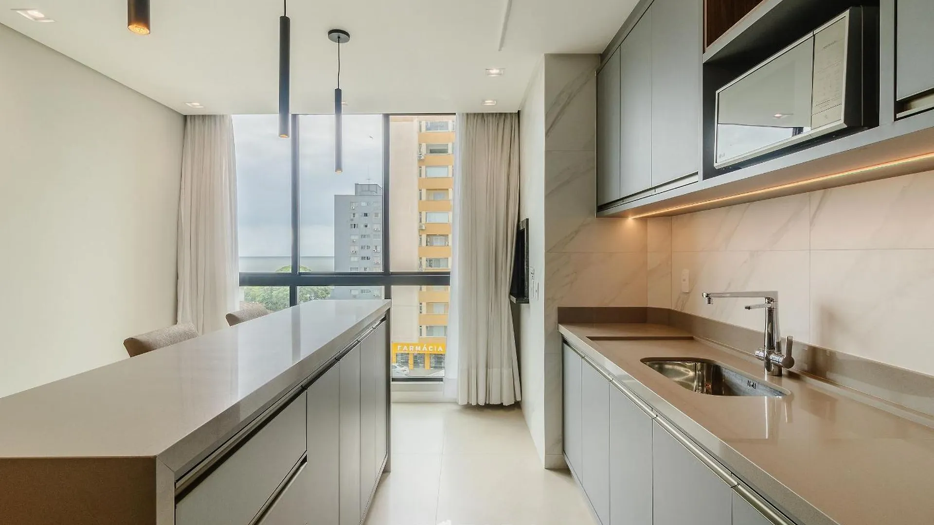 Apartamentos No Edificio Turquesa - Balneario Picarras - Rts 0*,  Brazil